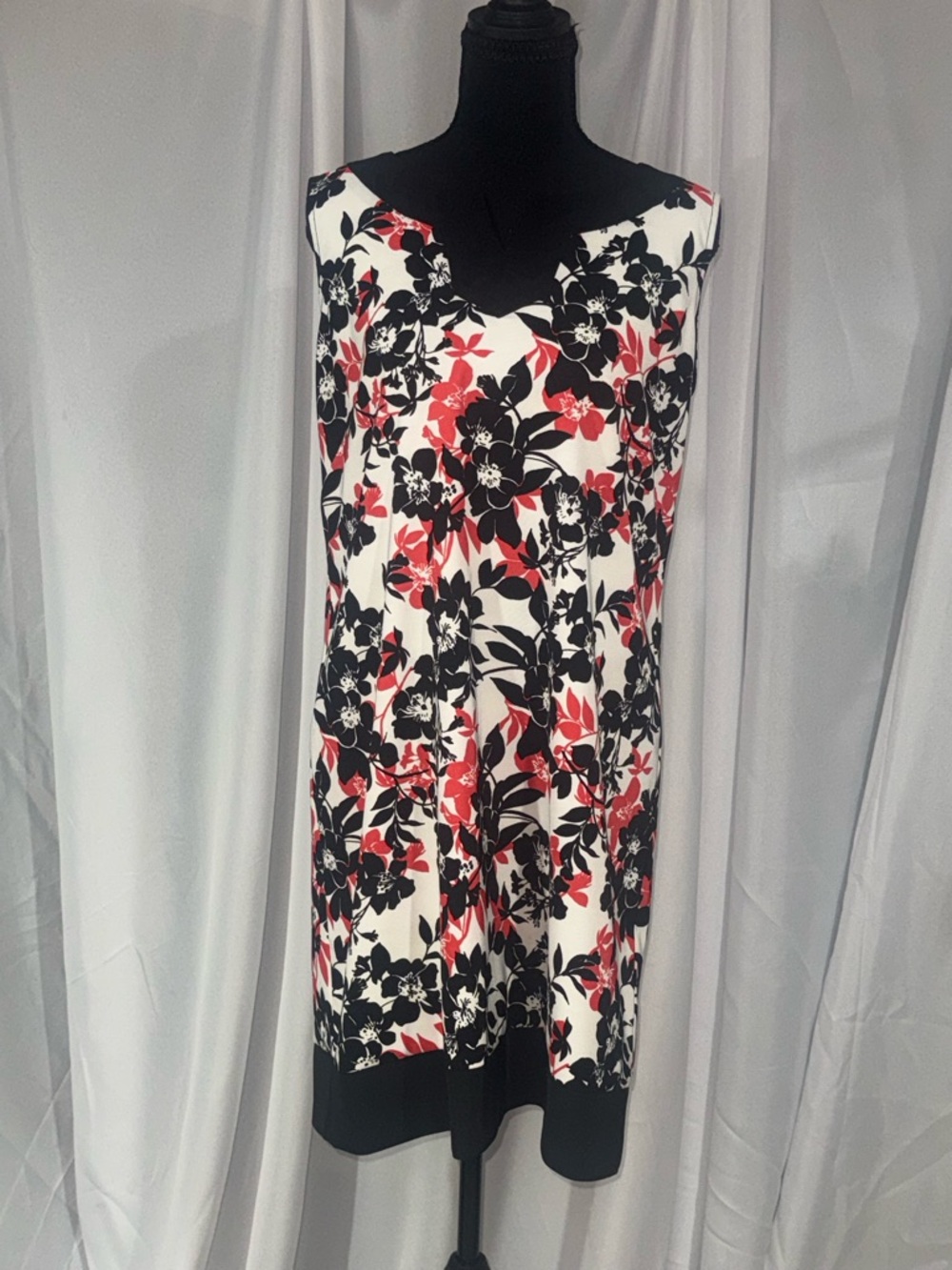Jessica Howard Black, White & Red Floral V-Neck Midi Dress